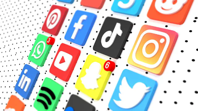 Comparison between Google search results and social media feeds on a mobile device