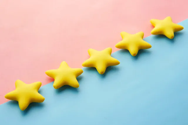 Customer leaving a positive review for a Melbourne business on a mobile device