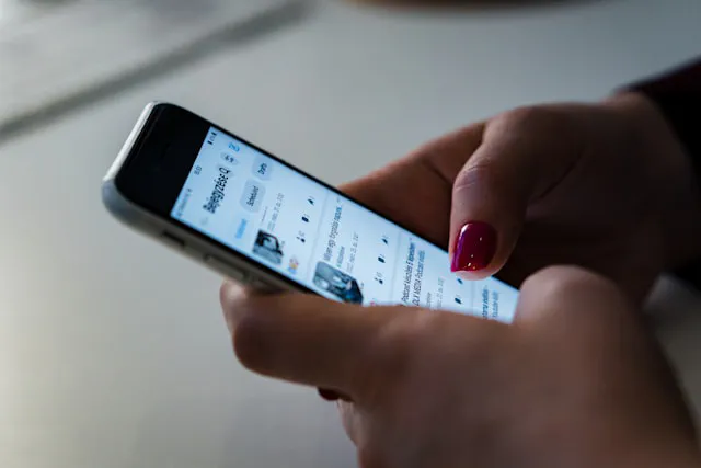 Customer recommending a business online using a mobile phone